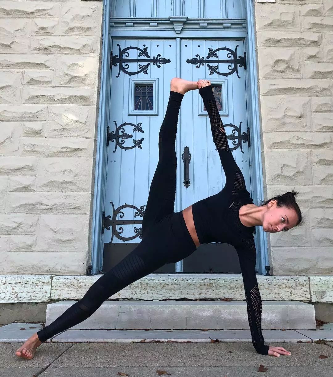 张佳宁度假风照片曝光,海蓝色连衣裙清新淡雅,好身材一览无余