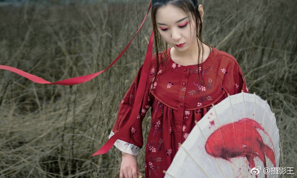 荒野古风美女撑伞靓丽眼妆吸晴秀嫩白香肩写真集