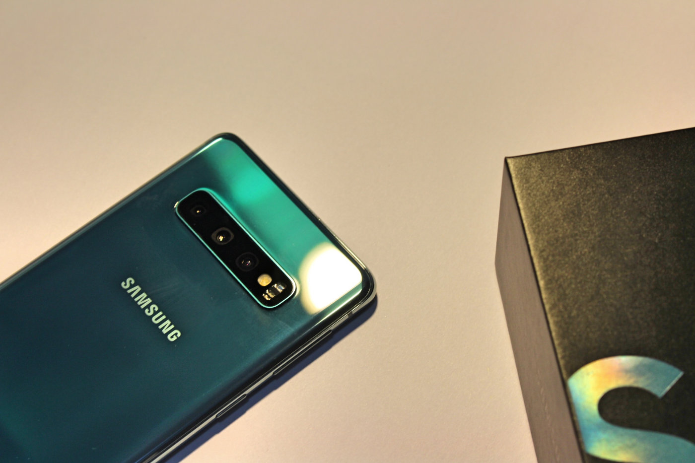 三星galaxys10系列均采用后置三摄镜头模组.