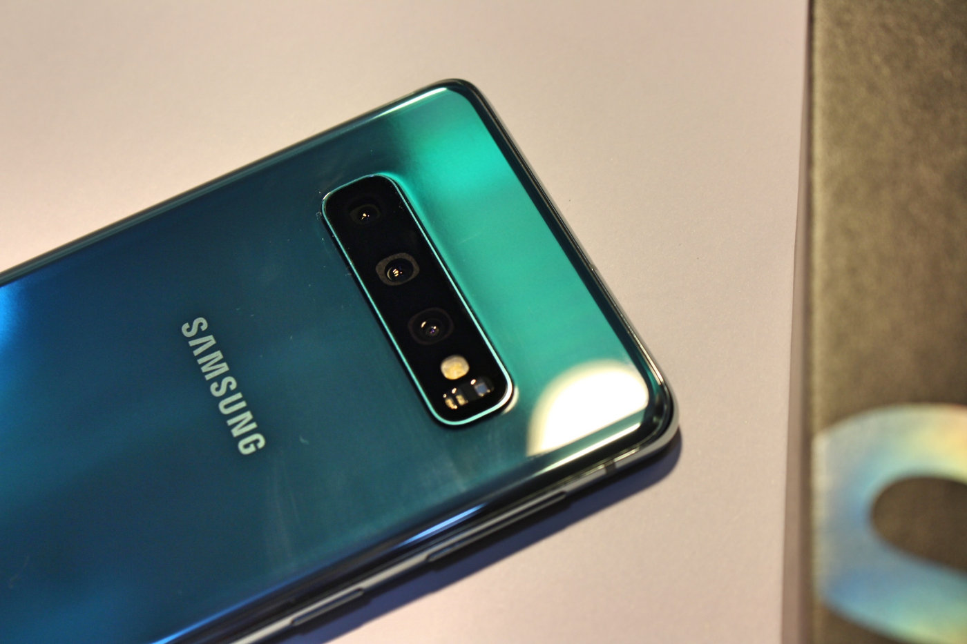 galaxy s10 和 s10  采用了相同的「长中短」三焦距三摄设计,具体参数