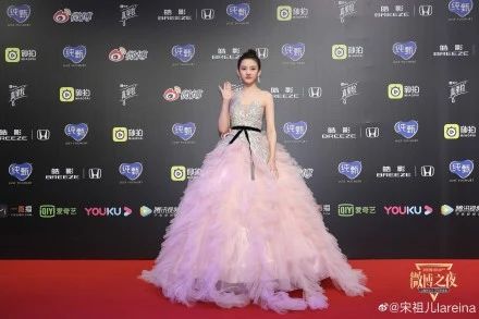 井柏然王嘉尔组“年糕组合”，UNINE现场发红包，这届爱豆超纲了