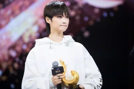 井柏然王嘉尔组“年糕组合”，UNINE现场发红包，这届爱豆超纲了