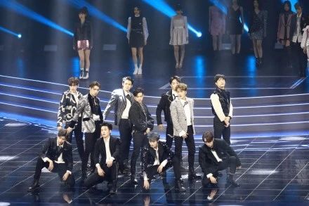 井柏然王嘉尔组“年糕组合”，UNINE现场发红包，这届爱豆超纲了