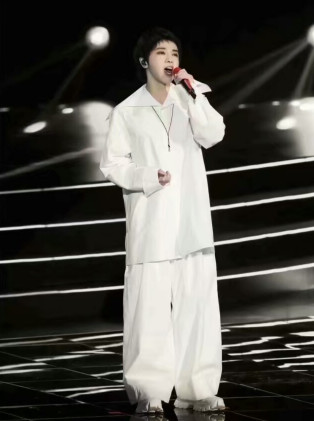 井柏然王嘉尔组“年糕组合”，UNINE现场发红包，这届爱豆超纲了