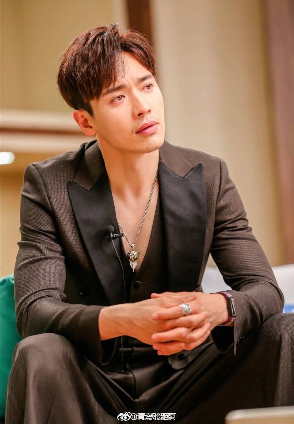 26日,有网友晒出在澳洲偶遇高云翔的照片.目测状态还不错