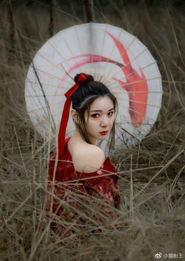 荒野古风美女撑伞靓丽眼妆吸晴秀嫩白香肩写真集