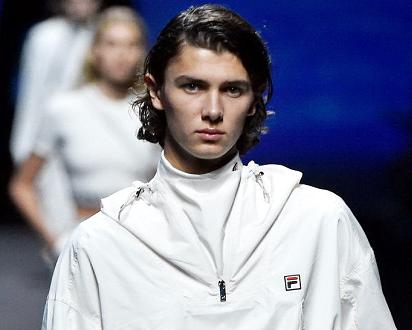 丹麦王子尼古拉模特首秀,眉眼深邃,禁欲系贵族王子