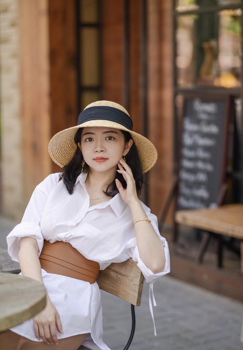 "女神博主"三木真会穿!白衬衫搭配包臀裙清爽利落,温柔知性