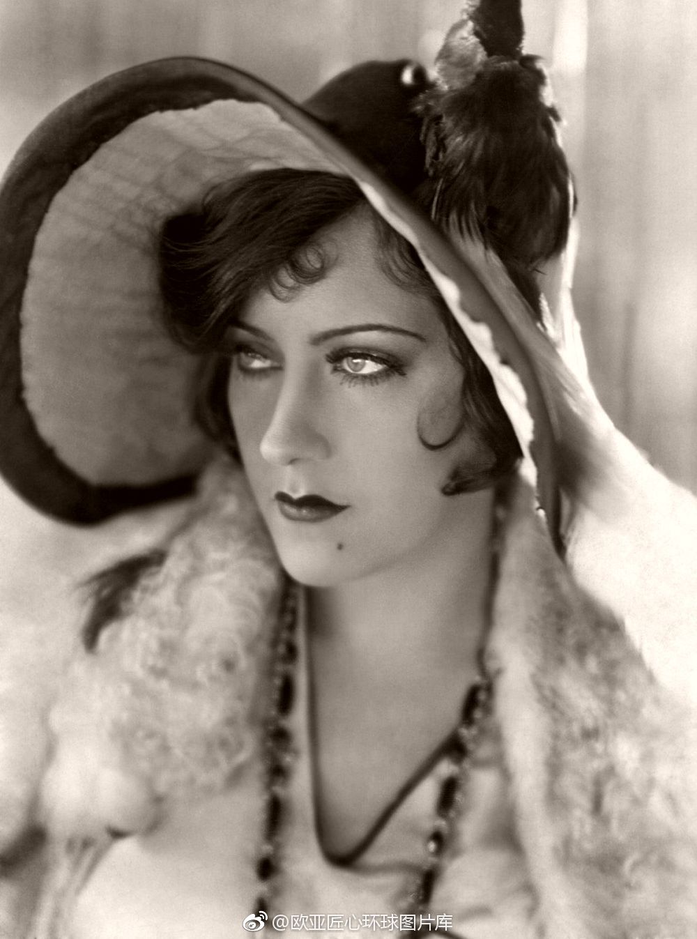 格洛丽亚·斯旺森(1899-1983)是默片时代的女皇.她既是演员