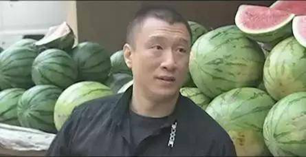 电视剧《征服》里:刘华强为什么要捅伤卖西瓜的,你知道因为啥么