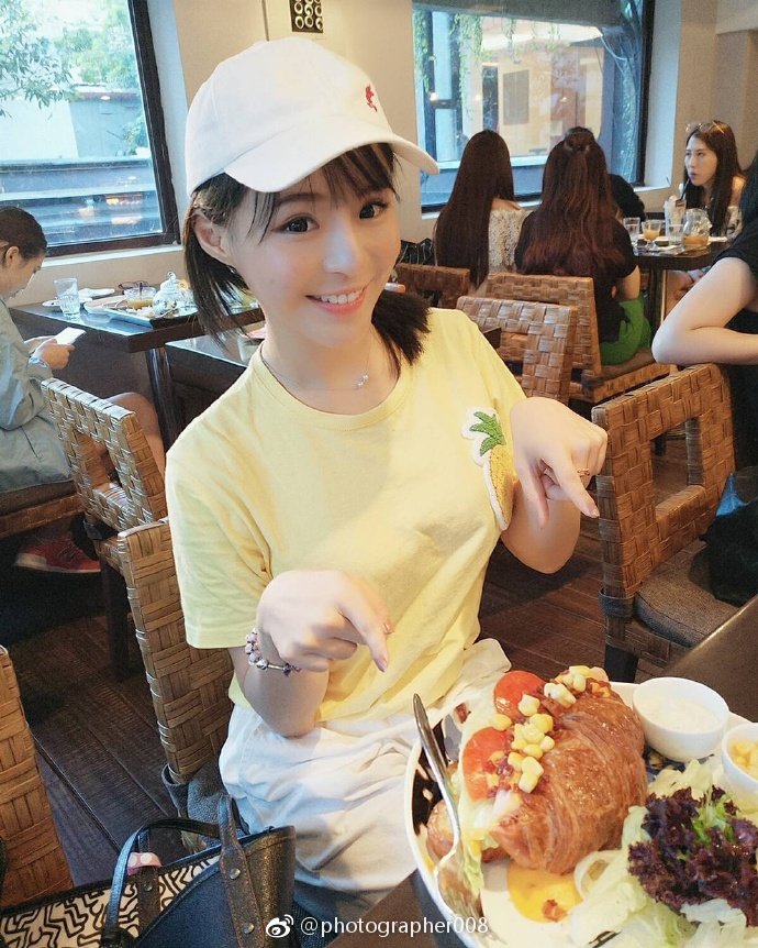 台湾美女主播元元,不知道这样的妹子大家喜欢不?