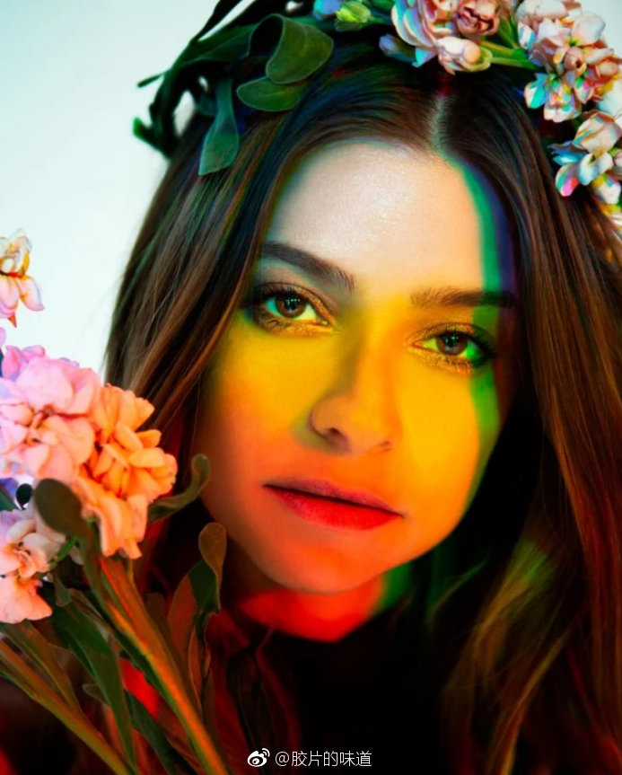 摄影师 matt doheny 的彩色混合灯光人像.