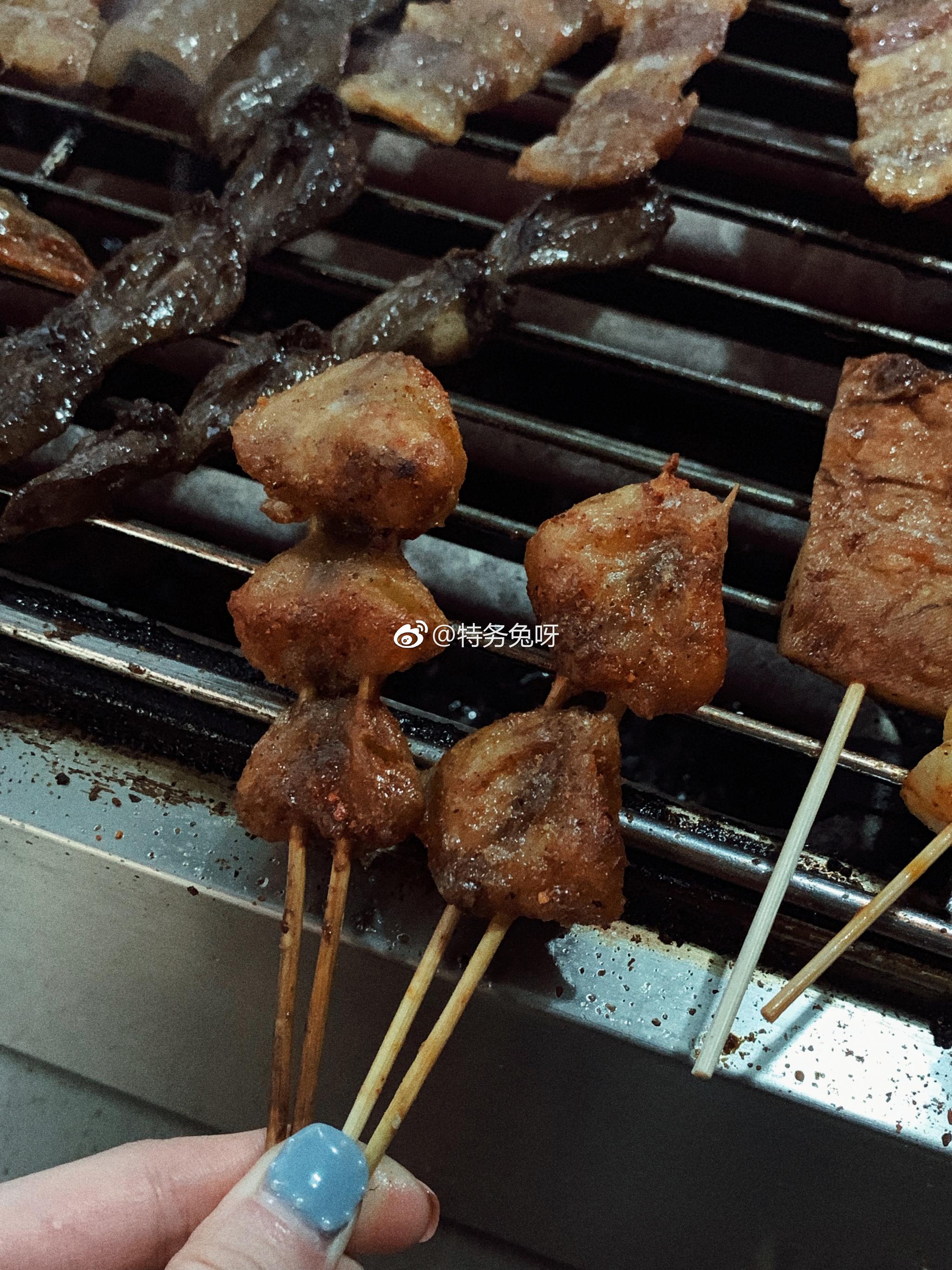 宵个夜陈娘烧烤20多年第一次吃鸡翘翘说实话还阔以