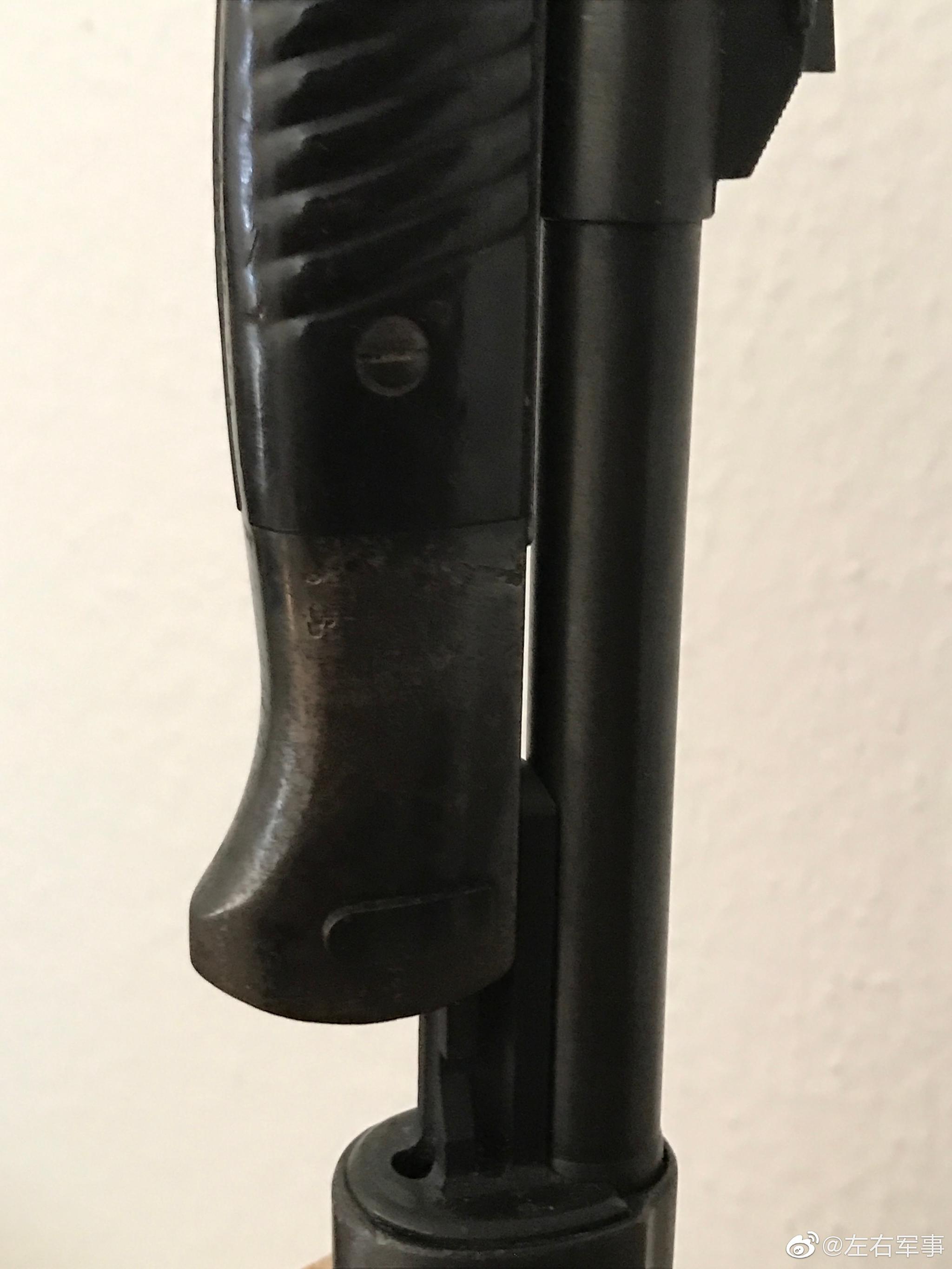 刺刀的固定方式.sg98iii与30刺都是在刀柄背部有卡榫