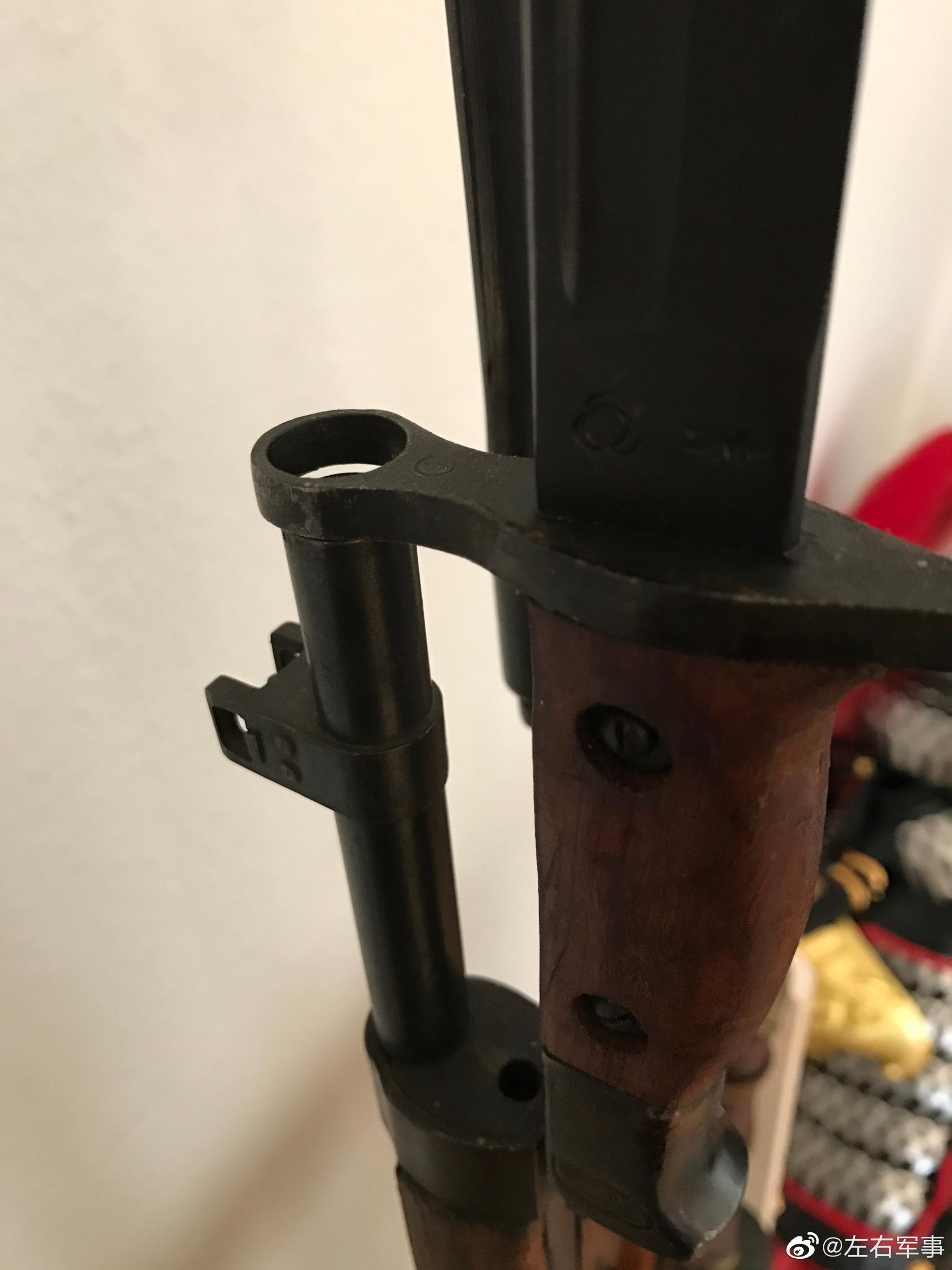 刺刀的固定方式.sg98iii与30刺都是在刀柄背部有卡榫