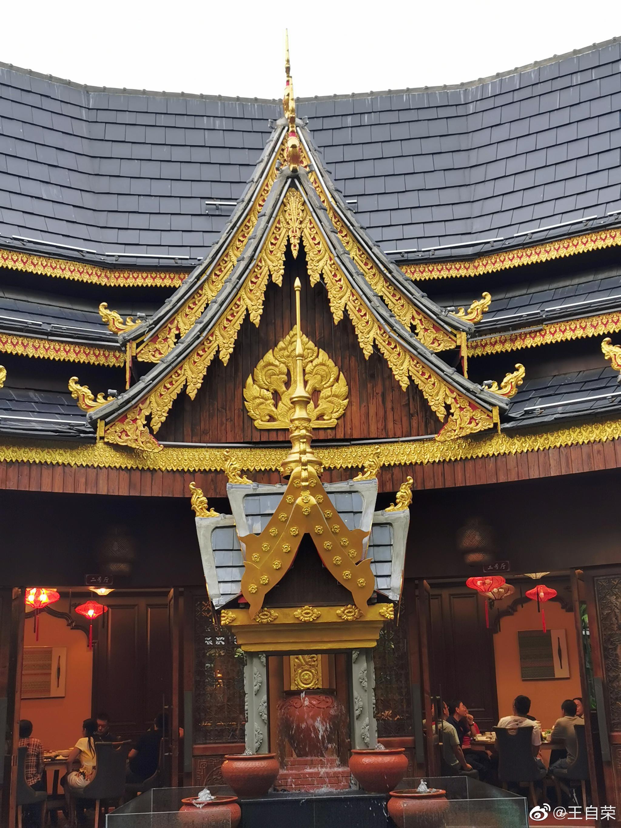 有点搞笑的味道而临沧曼听园就很有傣族味道很传统了