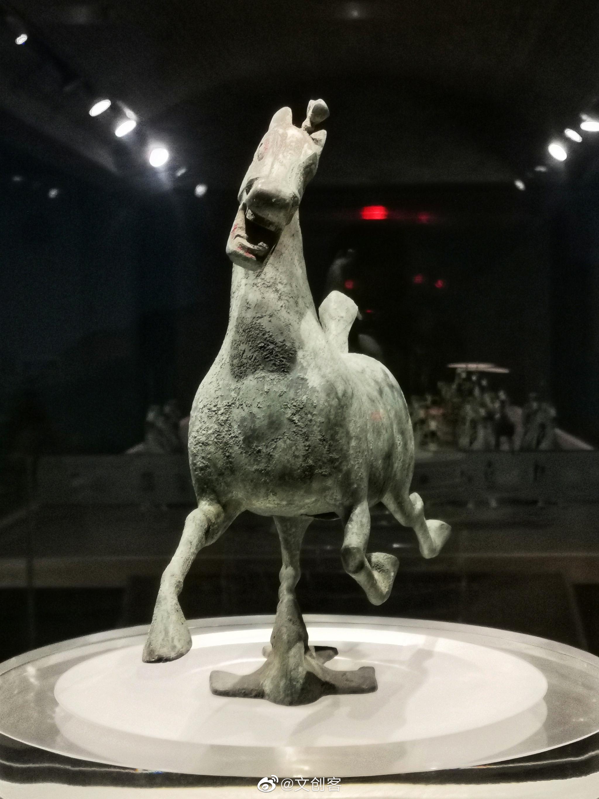 东汉铜奔马,就是我们熟知的马踏飞燕,现藏于甘肃省博物馆