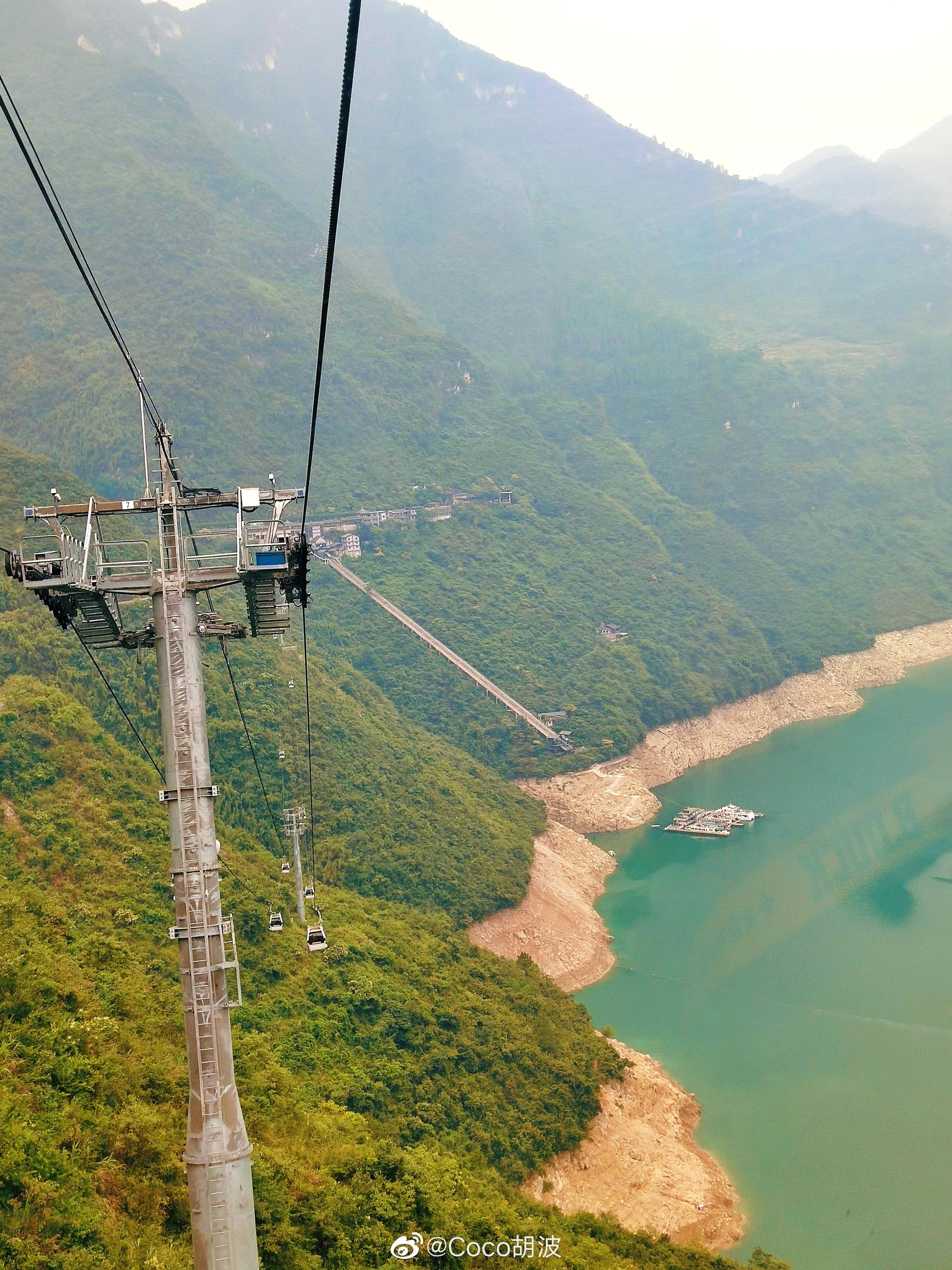 进入芙蓉洞的必经之路是芙蓉江索道