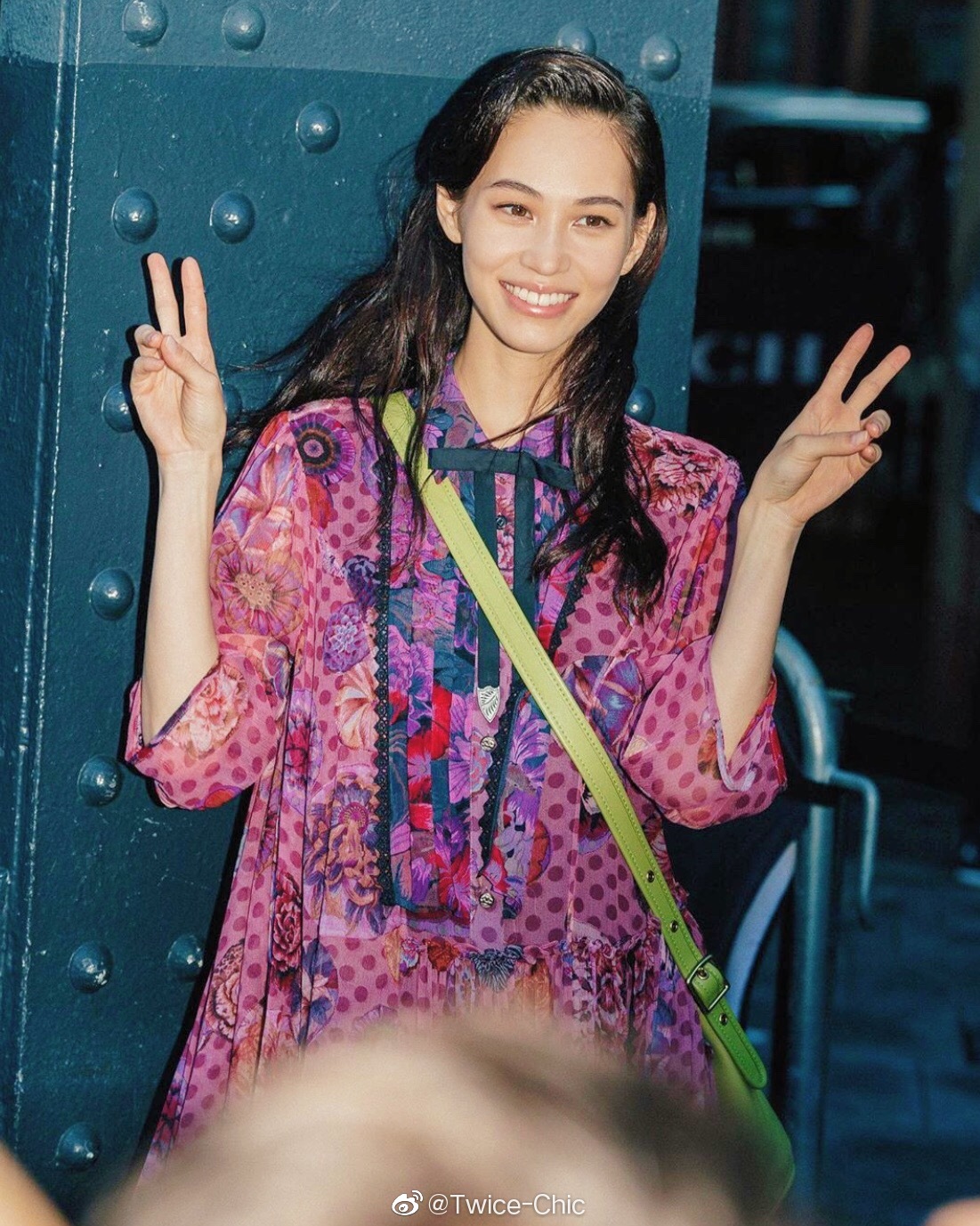 水原希子kiko纽约时装周秀场外甜美碎花裙乖巧斜挎包