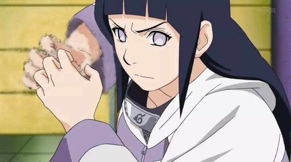 日向雏田是《火影忍者》系列的一号人妻,日向雏田从小的时候就很喜欢