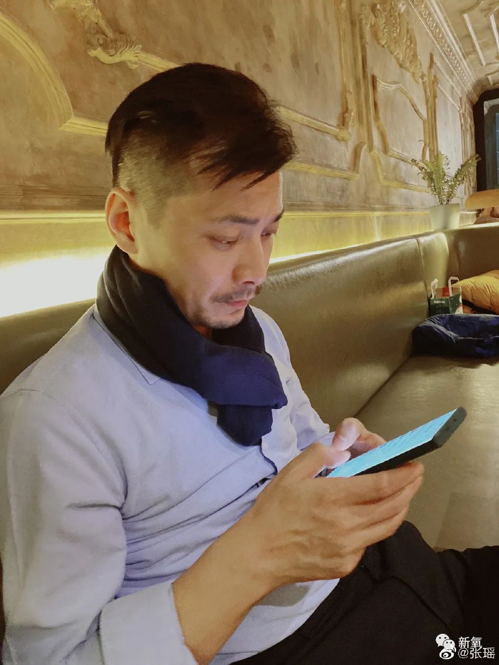 20岁歌手出道30岁嫁保利老总被称为大号周冬雨的她竟然嘴歪