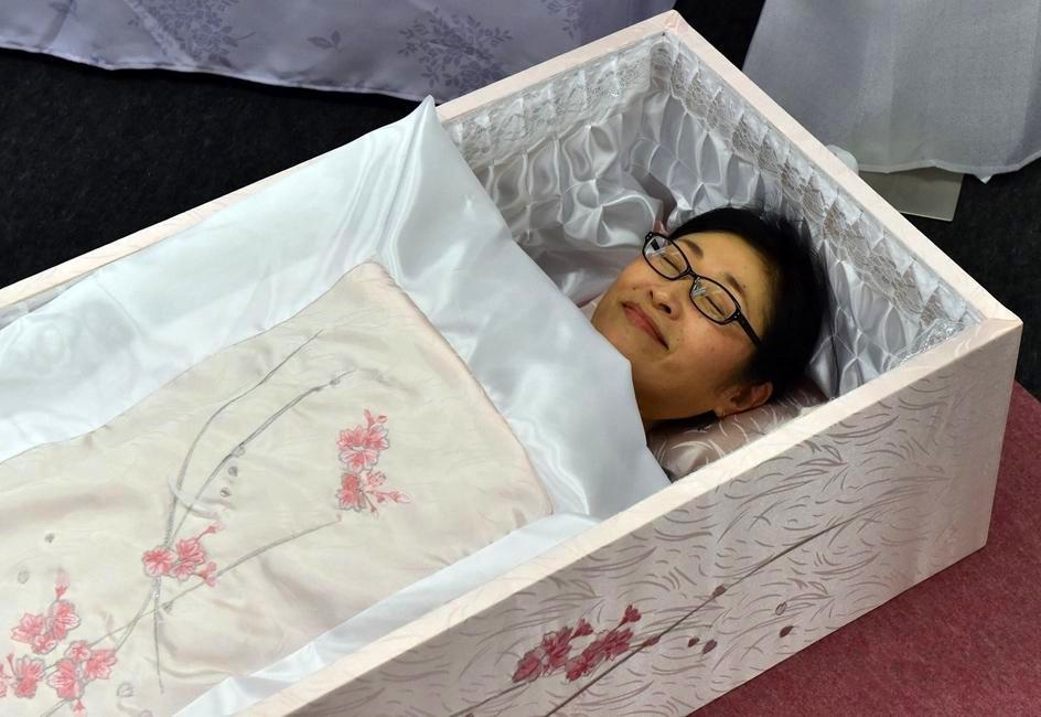 美女躺进了水晶棺里图片