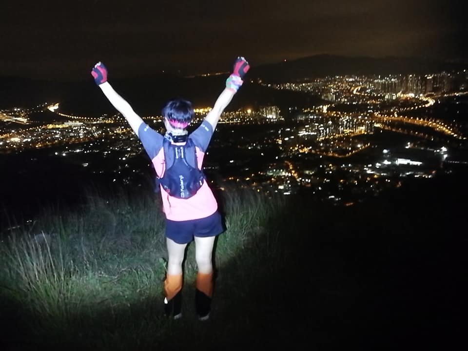 香港爬山是件乐趣 在香港 还有很多人喜欢晚上爬山 俗称 行夜山