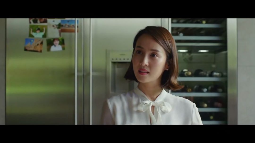 不同的是,她有贴身保姆照料,赋闲在家.