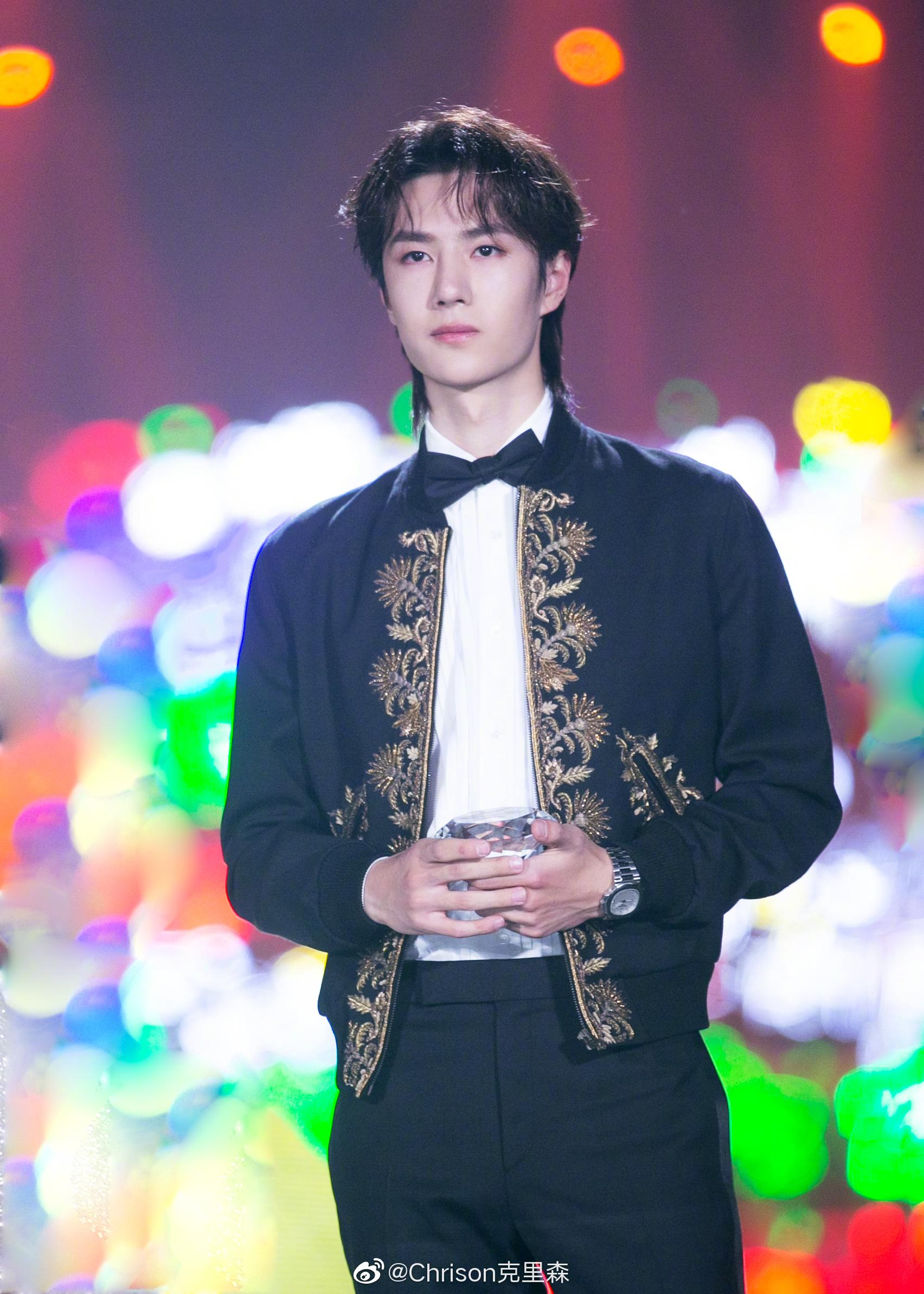 王一博在星光大赏又换了两套celine重工金线刺绣短外套 givenchy泛光