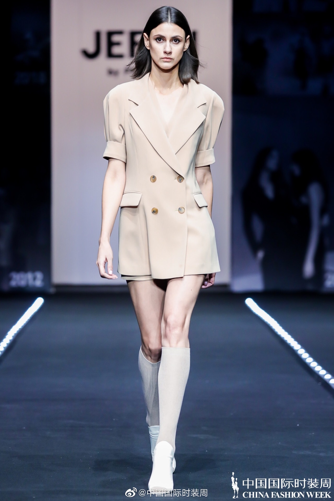 系列暨品牌20周年主题发布会,以"明星艺术家"为主题,碰撞多元时装思维