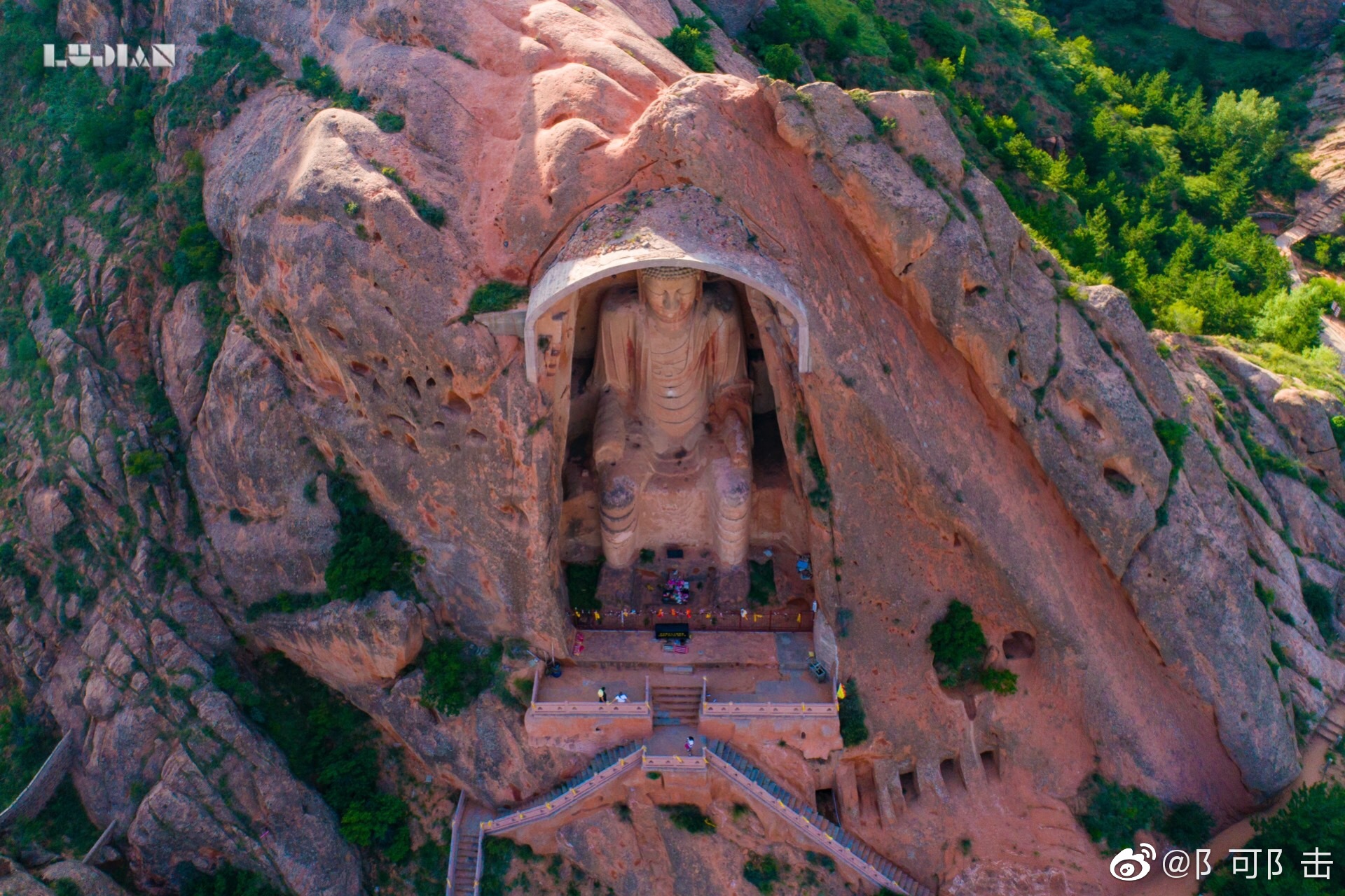 须弥山石窟第五窟为唐初开凿的马蹄形摩崖窟窟脚面阔154米