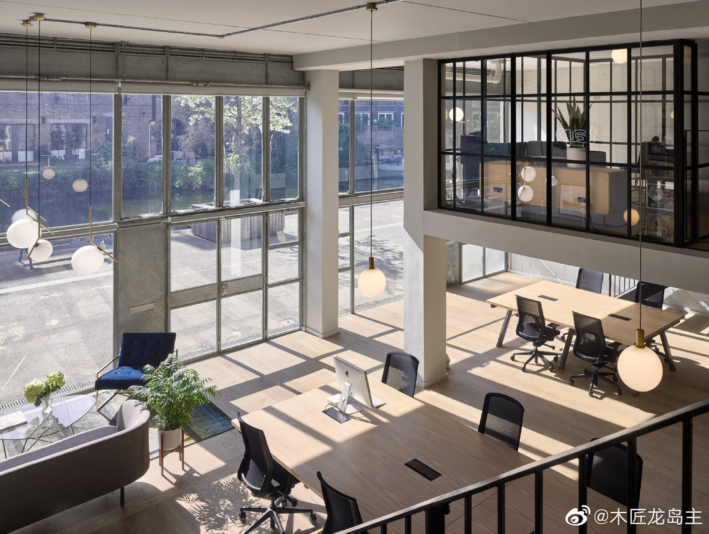 多米尼克麦肯齐建筑师事务所为音乐工作室创建了工业风格的办公室