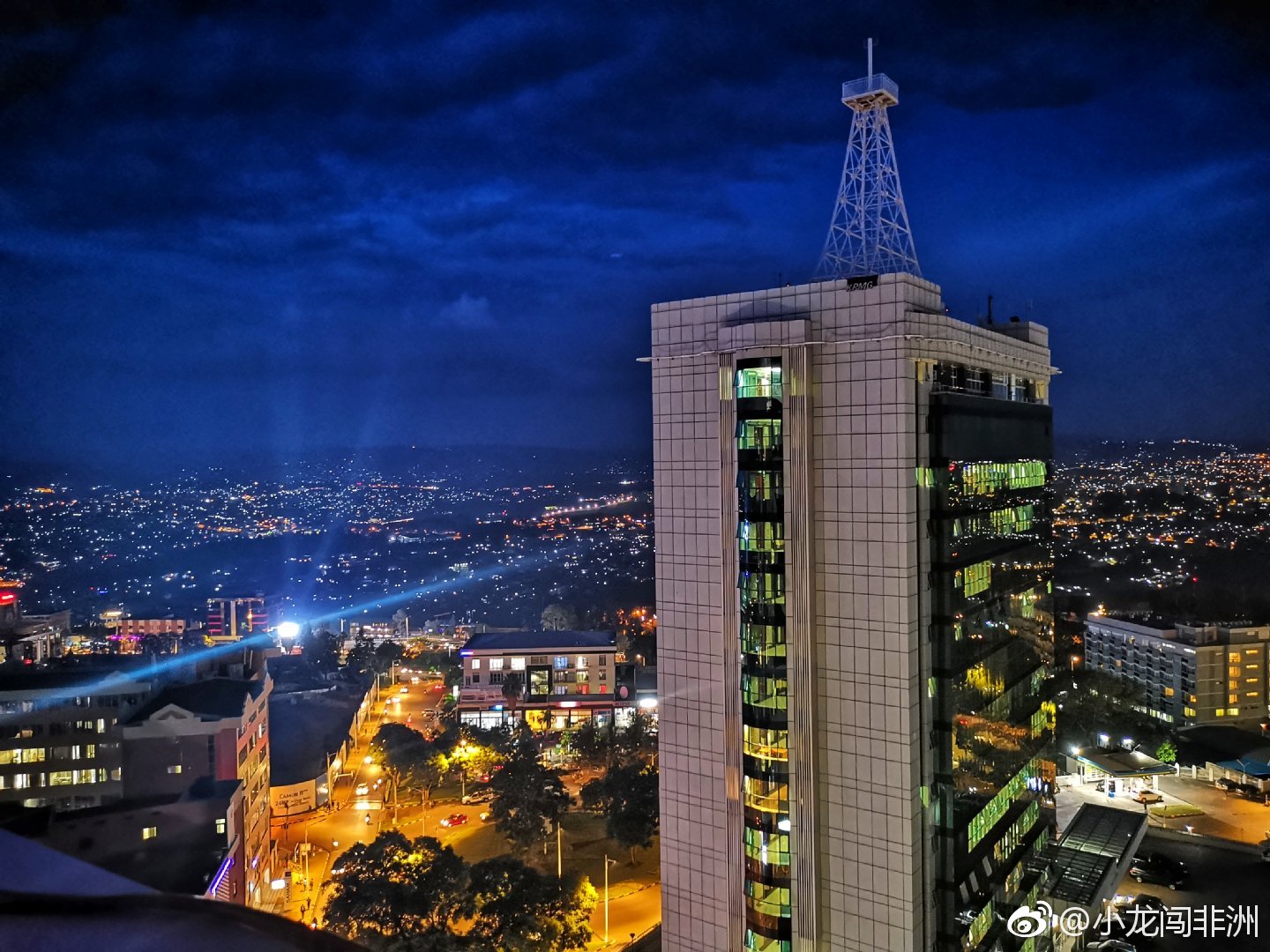 非洲卢旺达,在最高的中餐厅:13楼的楼顶