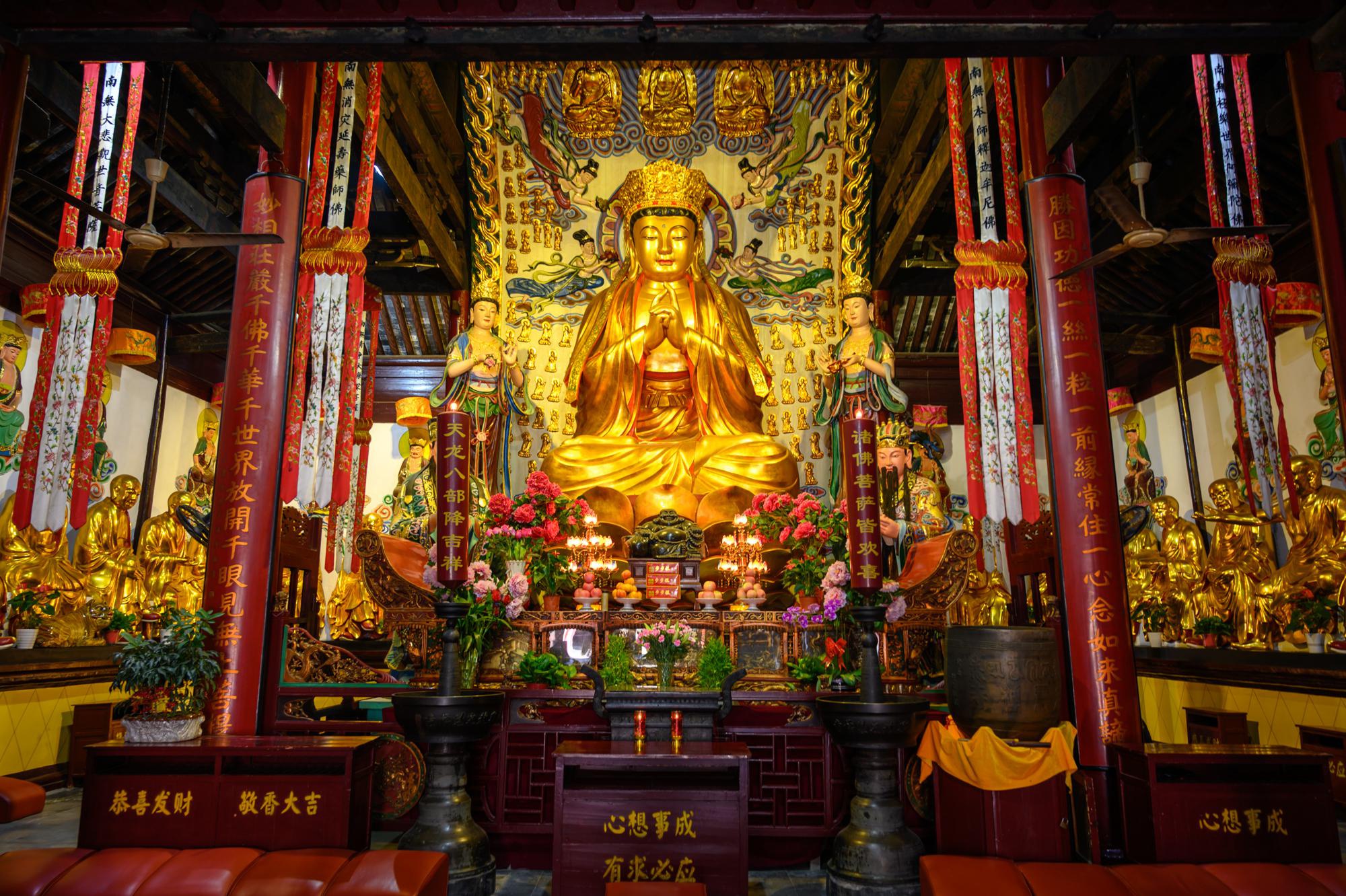 到定慧禅寺的游客并不多,毕竟如皋本身就是不太出名的旅游城市,旅游