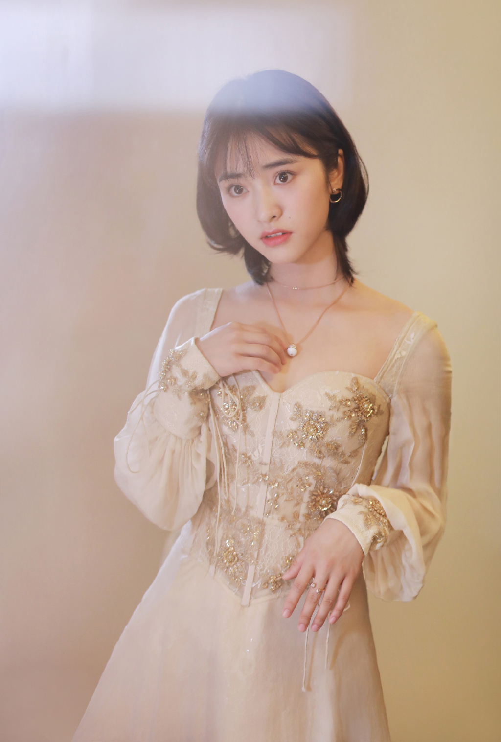 小女神沈月身材和颜值真是美,留波波头发型搭配连衣裙秒变小公主