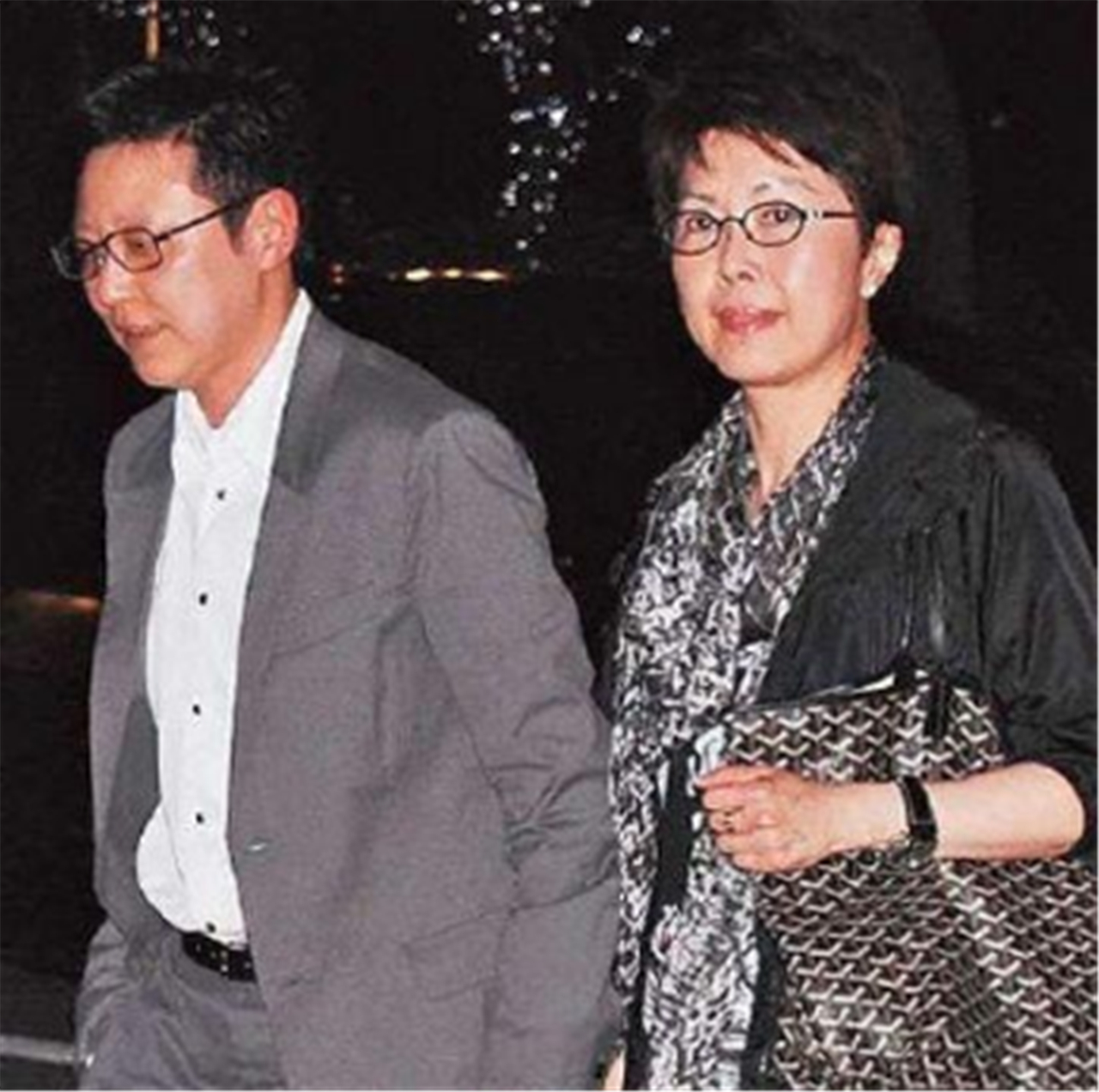 关菊英与同性伴侣现身机场,女友悉心照顾,两人相伴十多年