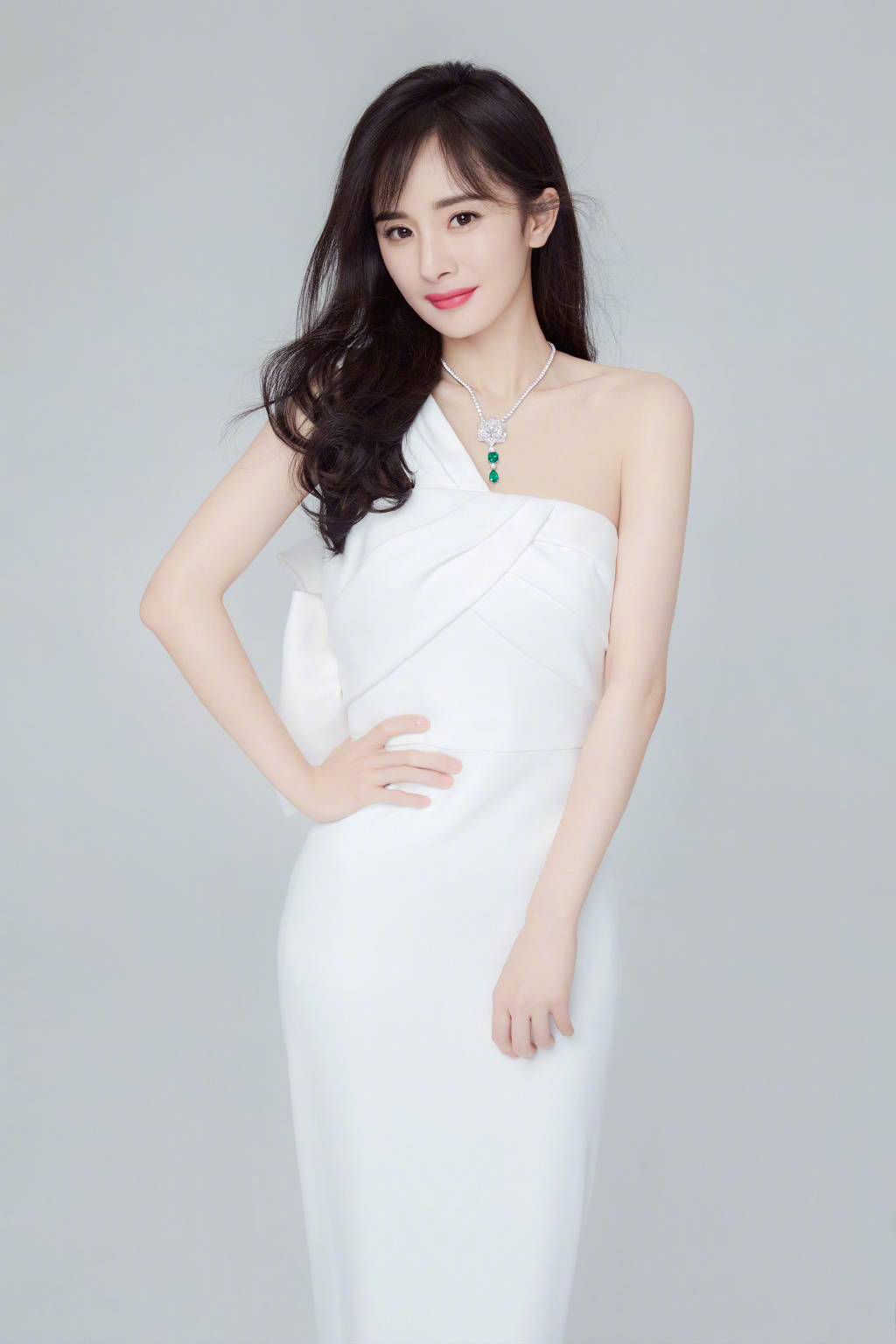 33岁杨幂变得越来越年轻了扎发空气刘海搭配白色卫衣秒变1