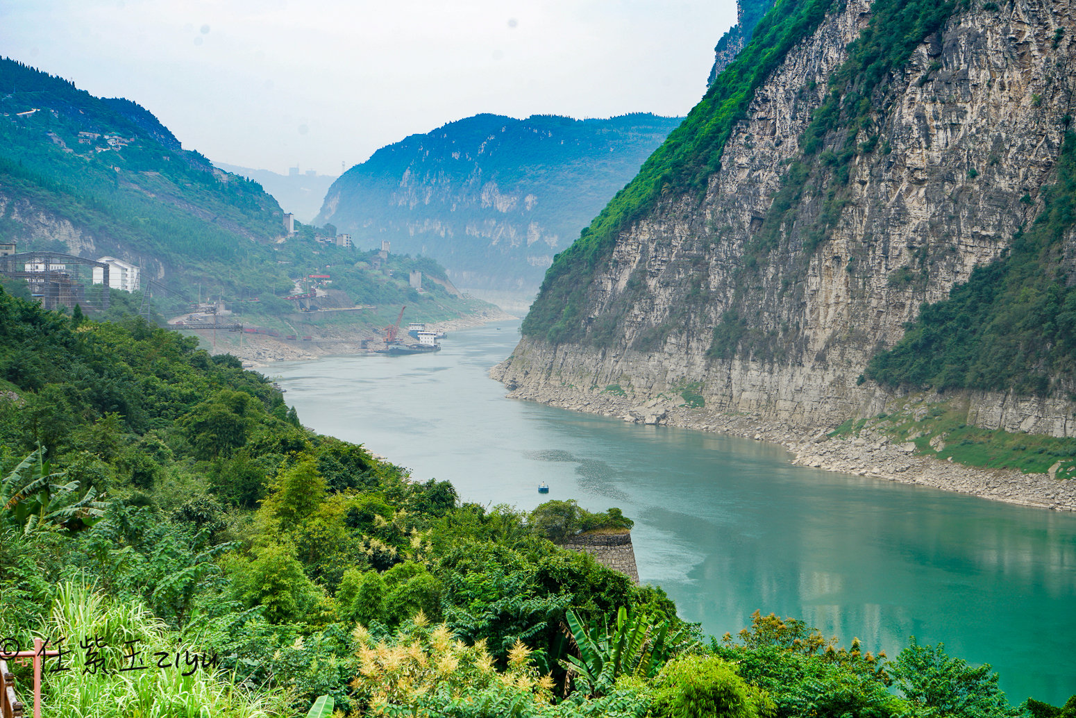 重庆武隆的山水清新灵秀,沿着芙蓉江有一条公路,正好适合观景.