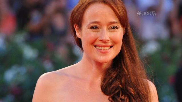 而是詹妮弗·艾莉(jennifer ehle)