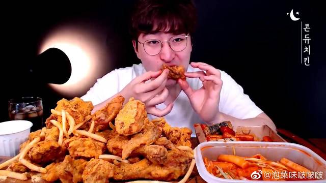 韩国吃播大胃王小哥哥,吃炸鸡的声音太酥脆了,听的直流口水!
