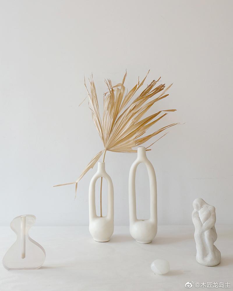 灵感来自于球根状的腹部和连接弓形件 灵感来自于球根状的腹部和连接弓形件