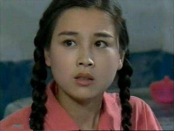 赵明明扮演的扣儿有着美丽的脸庞和苗条的身影,她身上散发着温馨的