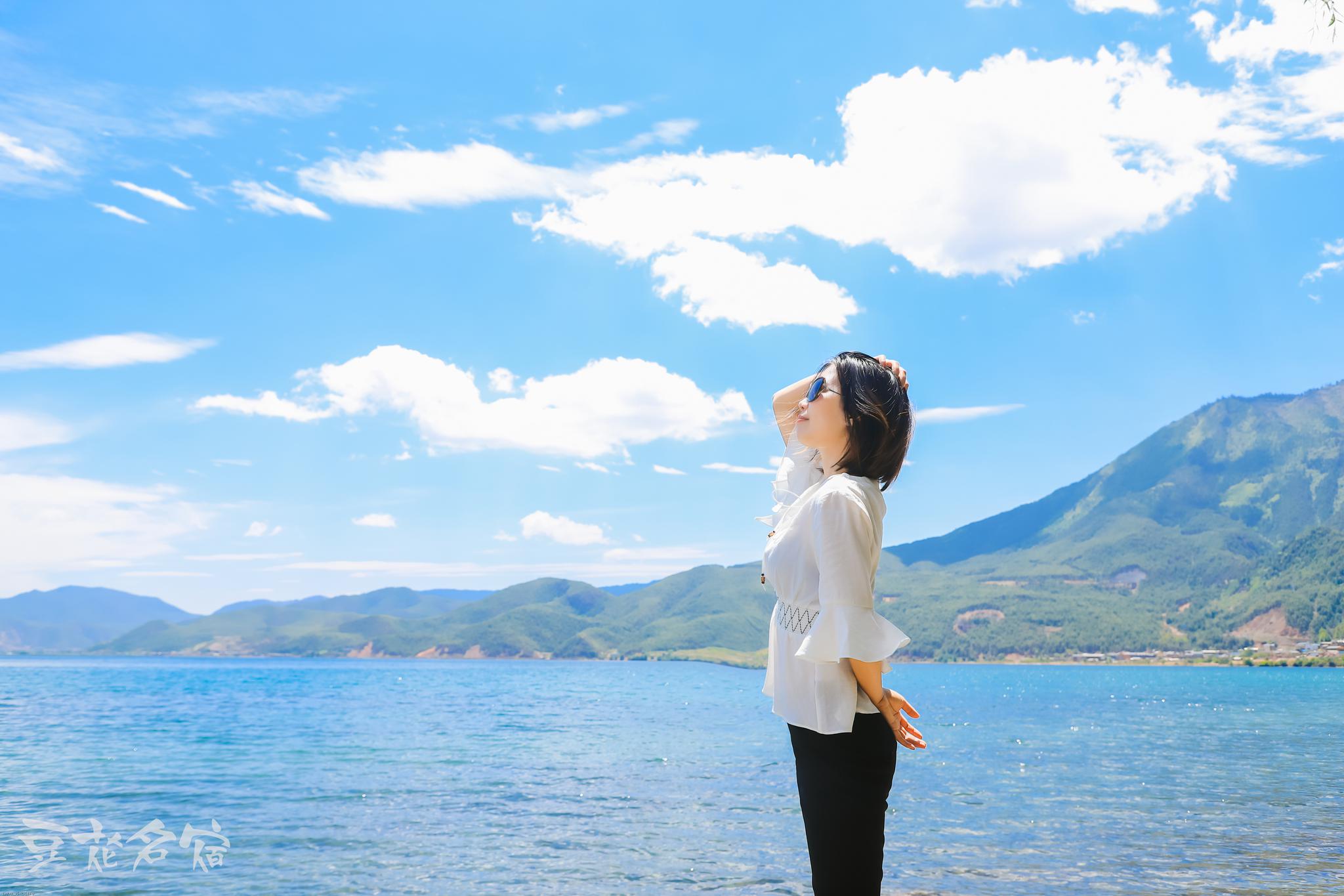 我不禁想带你去看泸沽湖的美丽风景,更想在晚上篝火晚会的时候