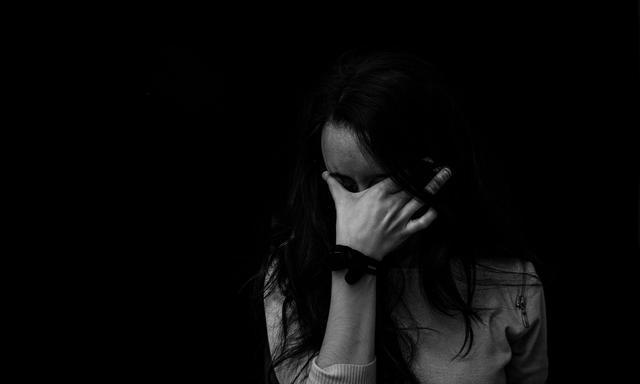 印24岁女程序员被裁,顿感人生黑暗,不顾父母苦劝绝望自缢身亡