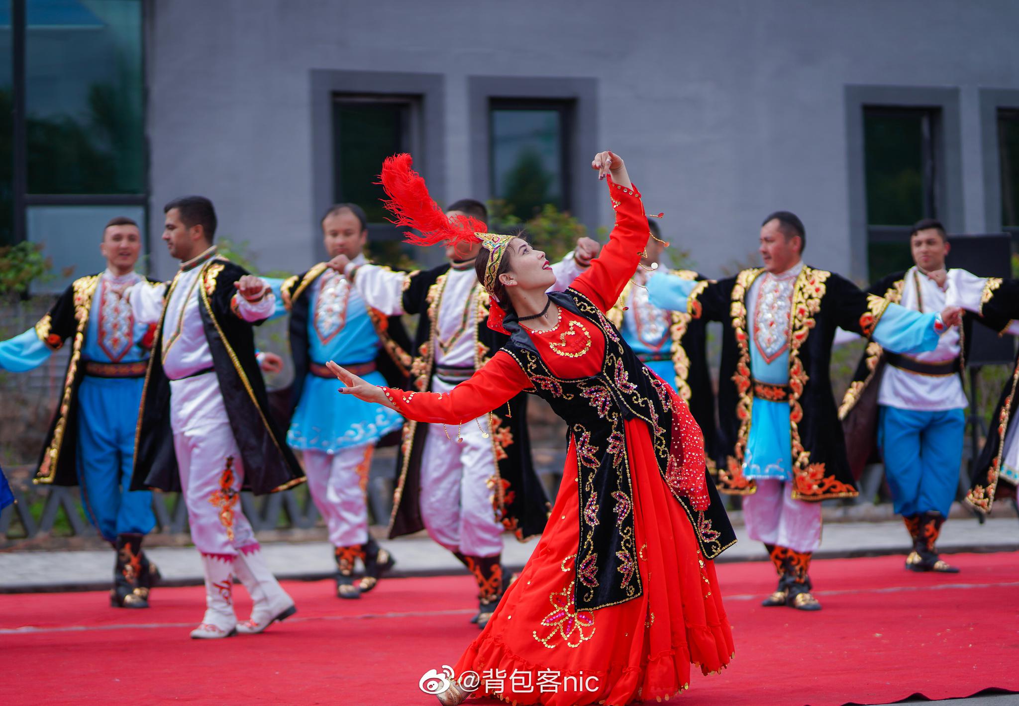 都说新疆满街都是"迪丽热巴",还真的是一点都不假, 广场跳舞的小哥哥