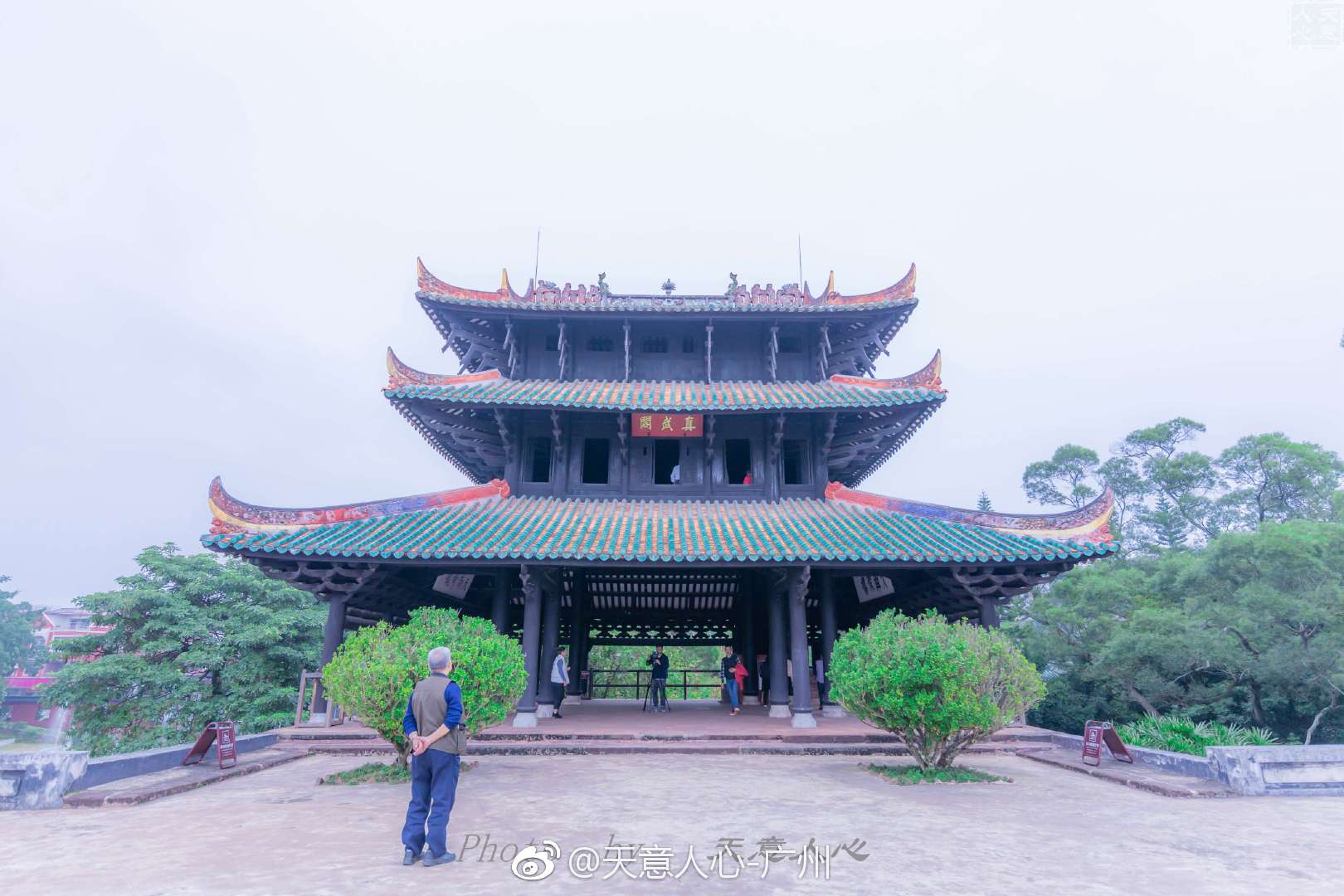 真武阁,座落在玉林市容县城东绣江北岸的一座石台上