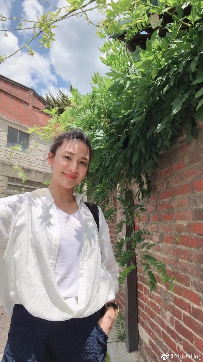 记录的大多数都是她日常生活,我们能看出来如今的洪小铃生活非常惬意