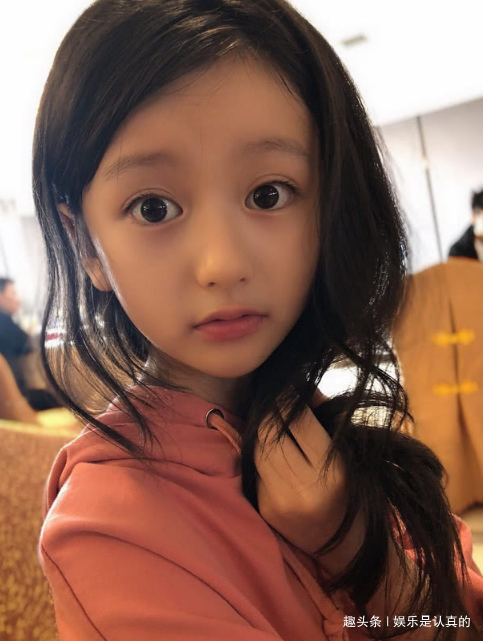 都说明星子女成熟早,13岁的多多亮眼,而她10岁惊艳