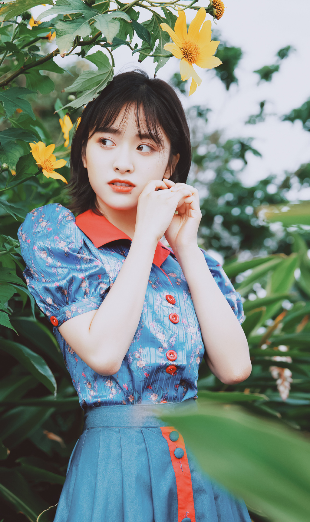 小女神沈月身材和颜值真是美,留波波头发型搭配连衣裙秒变小公主