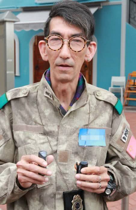 他是最穷的明星,母亲去世丧葬费都靠募捐,身高一米九奇瘦无比!